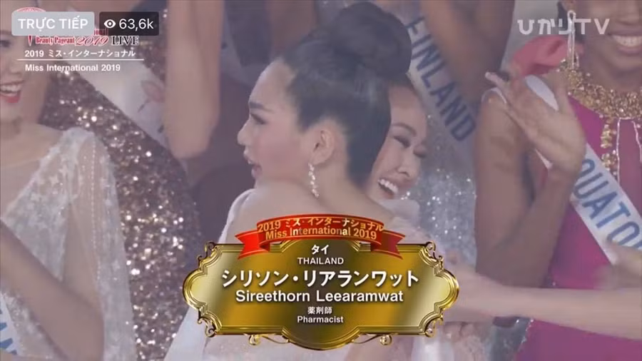 Khoảnh khắc Á hậu Tường San ôm chầm Tân Hoa hậu Quốc tế 2019. Ảnh: CMH.