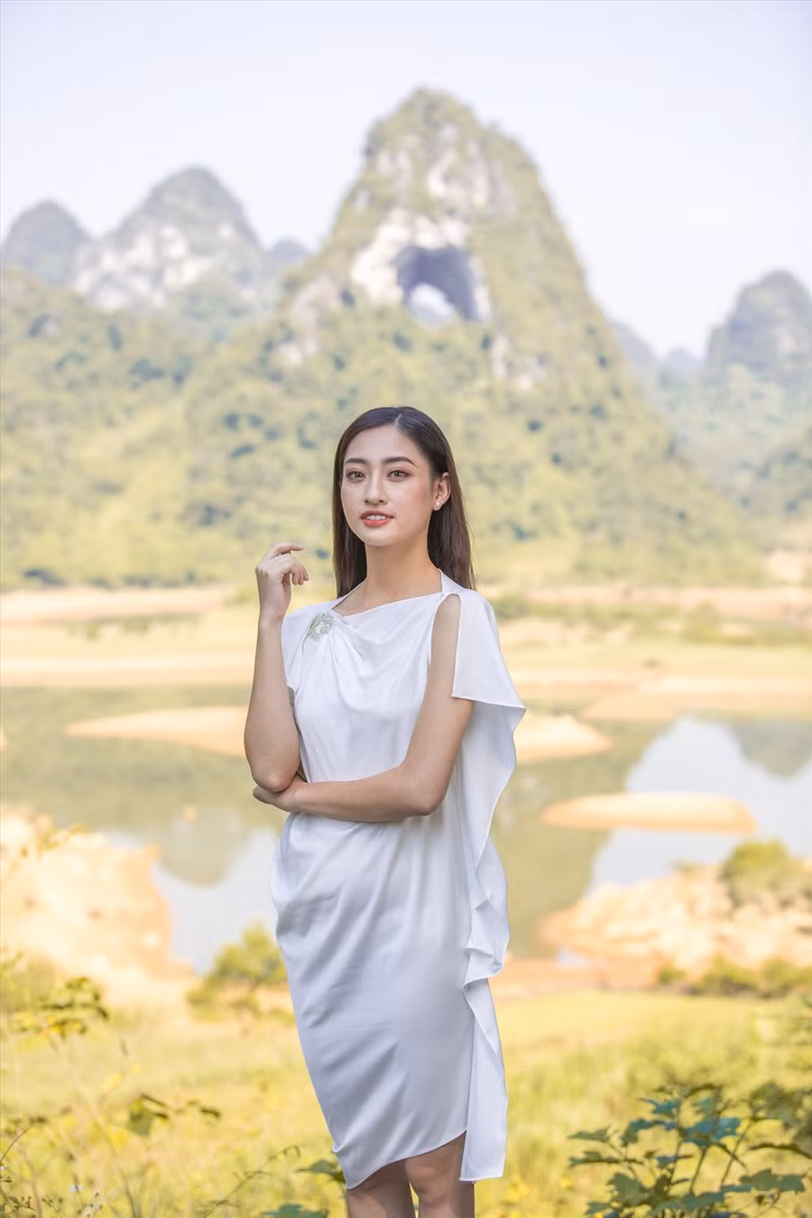 Trong clip tự giới thiệu, Hoa hậu Lương Thuỳ Linh không quên giới thiệu về quê hương Cao Bằng bằng hình ảnh tại các địa danh như: Thác bản Giốc, khu di tích lịch sử Pác Bó, hồ Mắt Thần, đèo Mã Phục. Ảnh: Minh Đức.