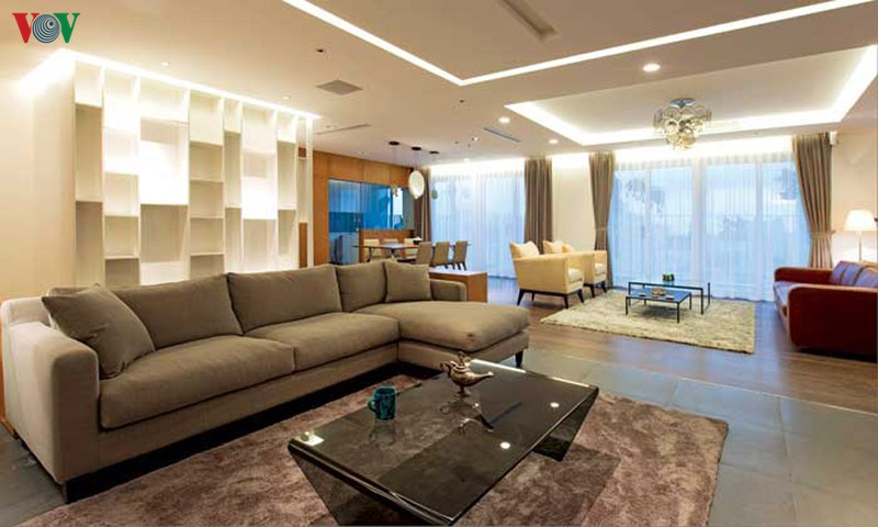 Trung tâm của căn hộ là một không gian sinh hoạt chung khá rộng rãi, kiến trúc sư đã thiết kế thành hai phòng khách nhằm đáp ứng nhu cầu sử dụng linh hoạt của gia chủ. Trong đó có một phòng khách ở phía ngoài gần cửa ra vào và một phòng khách ở phía trong sát với ban công. Trung tâm của căn hộ là một không gian sinh hoạt chung khá rộng rãi, kiến trúc sư đã thiết kế thành hai phòng khách nhằm đáp ứng nhu cầu sử dụng linh hoạt của gia chủ. Trong đó có một phòng khách ở phía ngoài gần cửa ra vào và một phòng khách ở phía trong sát với ban công.