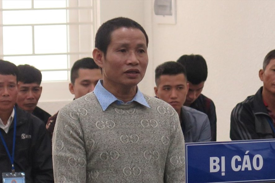 Bị cáo Hoàng Văn Khuyên (áo len màu tối) tại phiên tòa sơ thẩm. Bị cáo Hoàng Văn Khuyên (áo len màu tối) tại phiên tòa sơ thẩm.