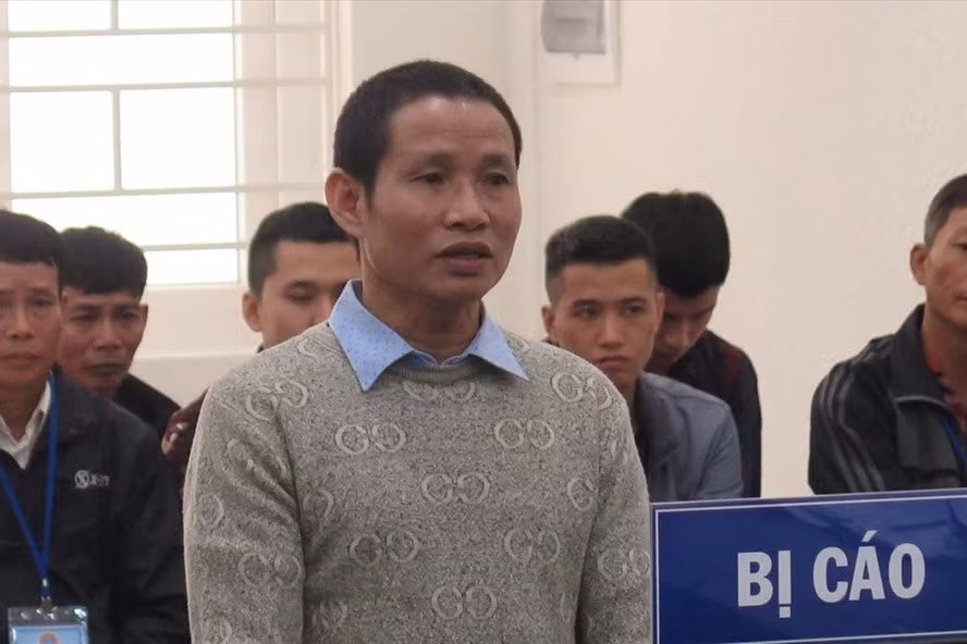 Bị cáo Hoàng Văn Khuyên (áo len màu tối) tại phiên tòa sơ thẩm.