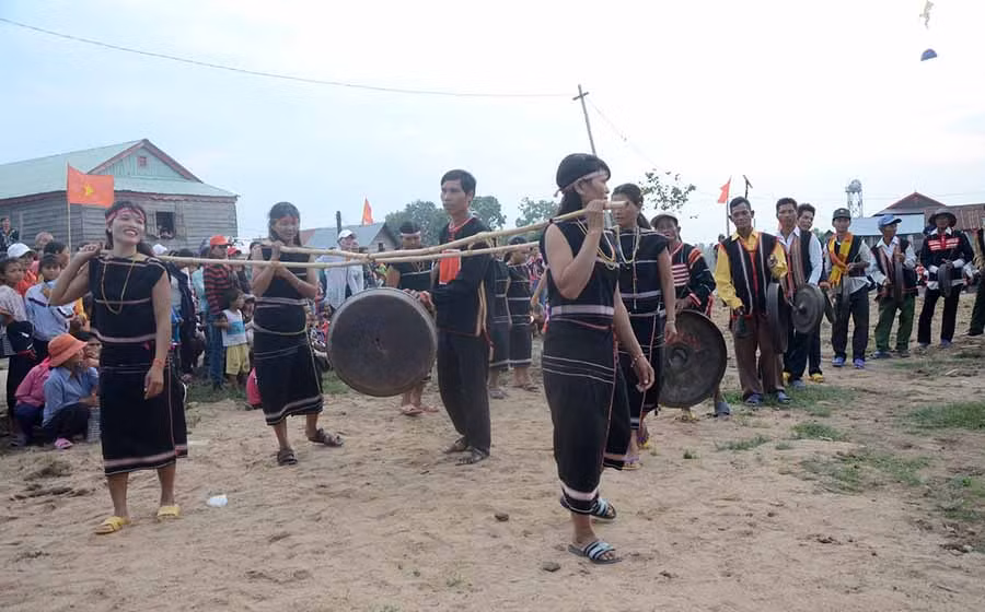  Dân làng Bi Yông biểu diễn cồng chiêng tại Ngày hội “Đại đoàn kết toàn dân tộc” năm 2019. Ảnh: T.Đ