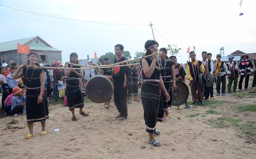  Dân làng Bi Yông biểu diễn cồng chiêng tại Ngày hội “Đại đoàn kết toàn dân tộc” năm 2019. Ảnh: T.Đ