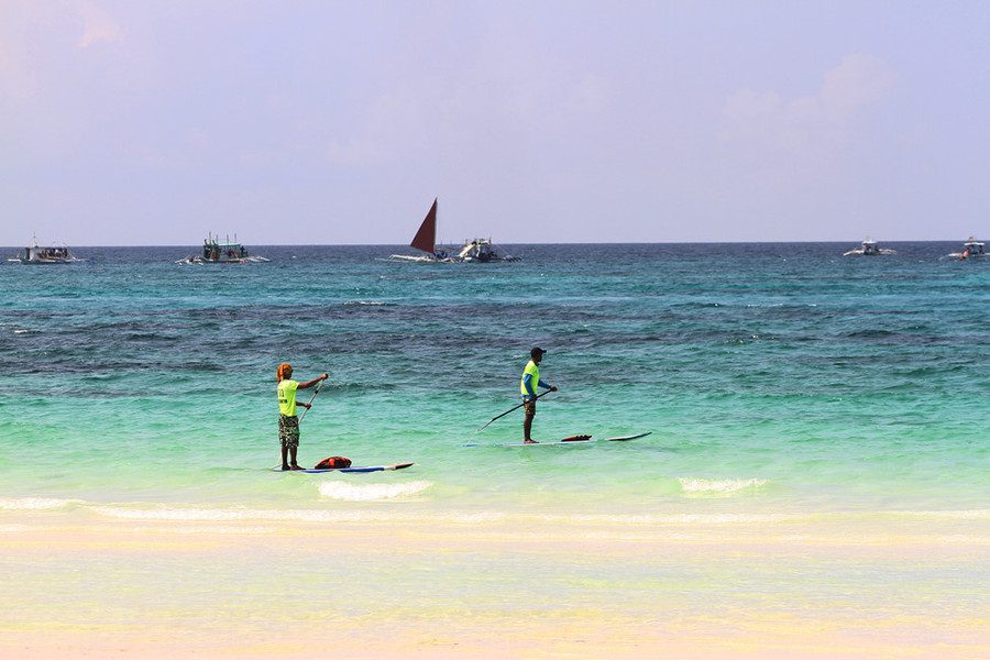 Ngoài ra, ở White Beach còn có nhiều hoạt động ngoài tắm biển như chèo ván, lặn biển và đi thuyền buồm
