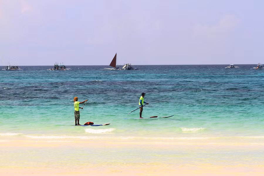 Ngoài ra, ở White Beach còn có nhiều hoạt động ngoài tắm biển như chèo ván, lặn biển và đi thuyền buồm