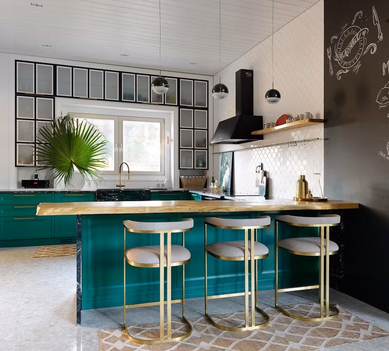  Đảo và tủ bếp màu xanh ngọc bích mới lạ.