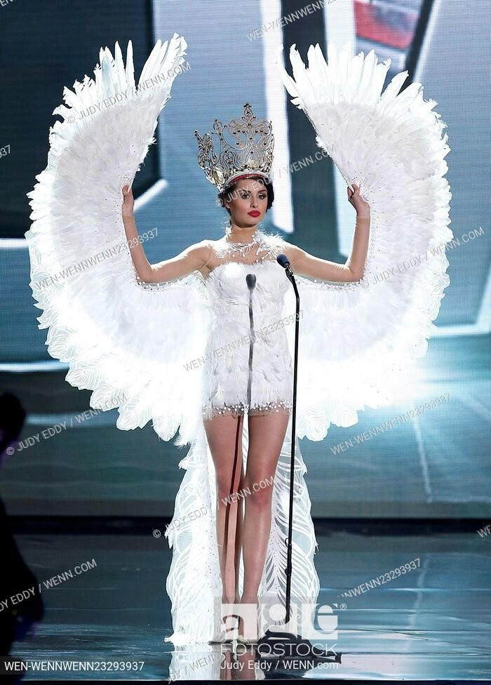 Tương tự ở kỳ Miss Universe 2015, Hoa hậu Ba Lan mang cả đôi cánh khổng lồ lên sân khấu. Tương tự ở kỳ Miss Universe 2015, Hoa hậu Ba Lan mang cả đôi cánh khổng lồ lên sân khấu.