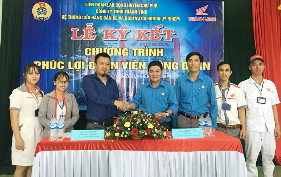  Liên đoàn Lao động huyện Chư Pưh ký kết thỏa thuận với Công ty TNHH Honda Thành Vinh về việc giảm giá cho đoàn viên công đoàn các cơ sở trực thuộc khi mua xe máy. Ảnh: H.S
