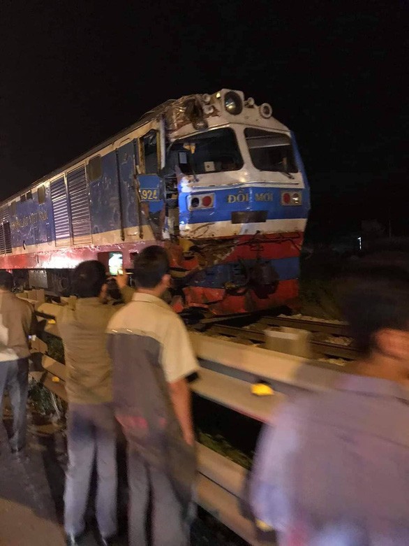 Đầu máy tàu SE2 bị hỏng sau tai nạn - Ảnh: mạng xã hội