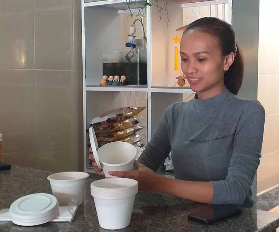  Chị Trần Ngọc Bích- chủ quán chay Khai Tâm giới thiệu về hộp bằng bã mía đang được dùng tại quán. Ảnh: P.D