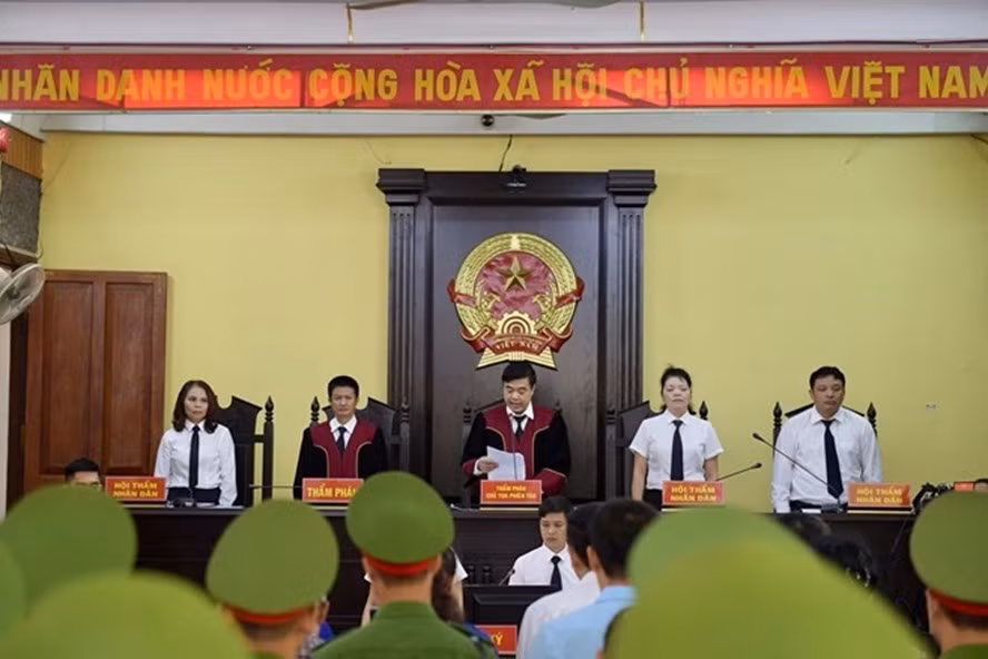 Phiên tòa xét xử gian lận điểm thi ở Sơn La. Ảnh: V.T