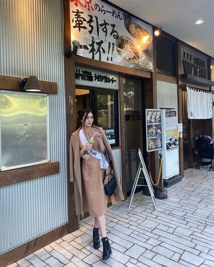 Chọn cho mình cây đồ màu nâu, beige, Tường San ghi điểm cộng bởi khả năng bắt nhịp xu hướng.