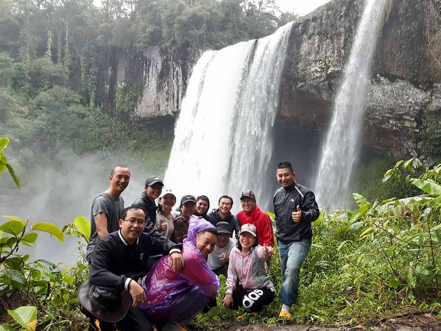 Du khách chup hình tại thác Hang Én. Ảnh: M.C