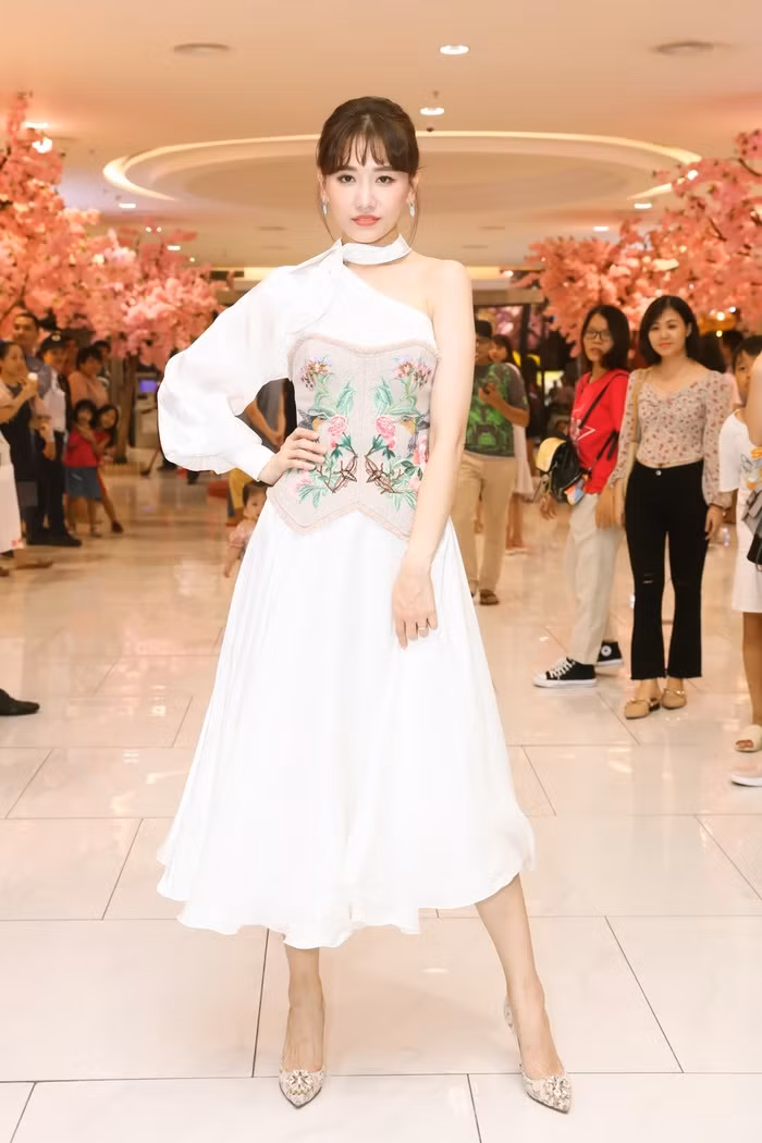 Trên trang cá nhân, NTK Đỗ Long vừa đăng tải vài tấm ảnh của Hari Won, trong đó cô nàng chọn cho mình bộ váy lệch vai duyên dáng, có phần tay bồng và nơ trên cổ.