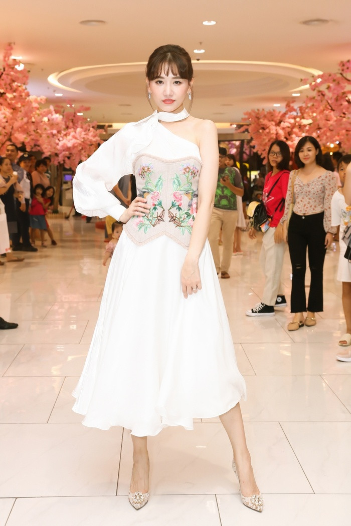 Trên trang cá nhân, NTK Đỗ Long vừa đăng tải vài tấm ảnh của Hari Won, trong đó cô nàng chọn cho mình bộ váy lệch vai duyên dáng, có phần tay bồng và nơ trên cổ.