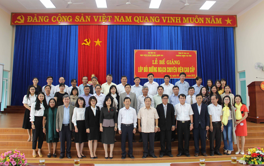 Đồng chí Dương Văn Trang-Ủy viên Ban Chấp hành Trung ương Đảng, Bí thư Tỉnh ủy, Chủ tịch HĐND tỉnh cùng các học viên lớp bồi dưỡng ngạch chuyên viên cao cấp. Ảnh: Phan Lài Đồng chí Dương Văn Trang-Ủy viên Ban Chấp hành Trung ương Đảng, Bí thư Tỉnh ủy, Chủ tịch HĐND tỉnh cùng các học viên lớp bồi dưỡng ngạch chuyên viên cao cấp. Ảnh: Phan Lài