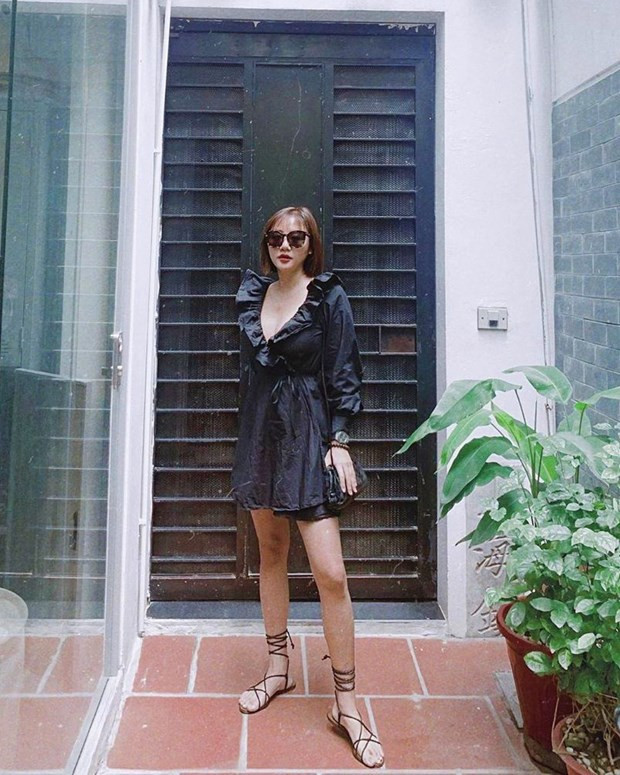 Chỉ là xuống phố ngày thường, Văn Mai Hương cũng diện đầm ấn tượng như chuẩn bị dự sự kiện. Thiết kế đầm đen với phần cổ bèo nhún, kết hợp sandals buộc dây giúp cô nàng tôn nét nữ tính xen lẫn phóng khoáng.