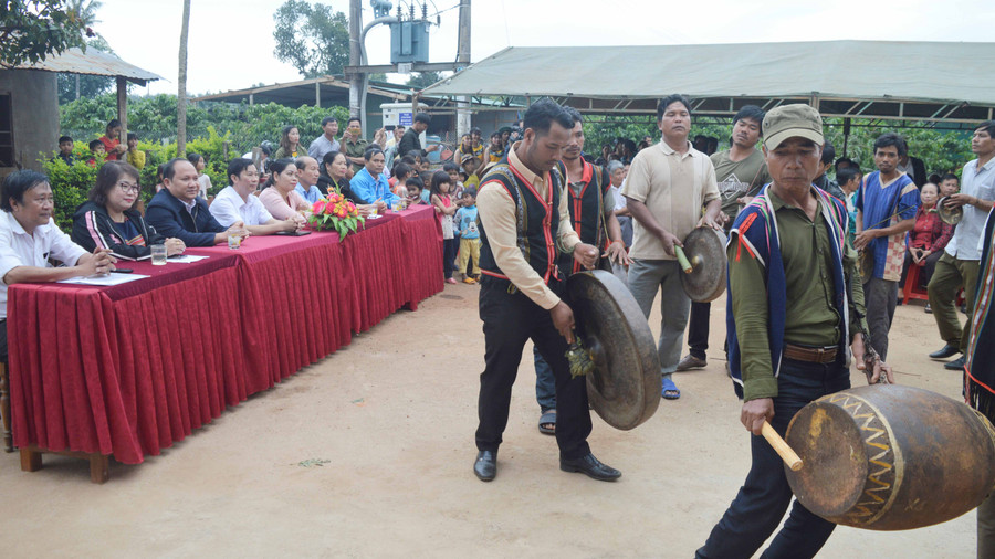 Người dân 2 làng biểu diễn cồng chiêng tại Ngày hội. Ảnh: Đinh Yến