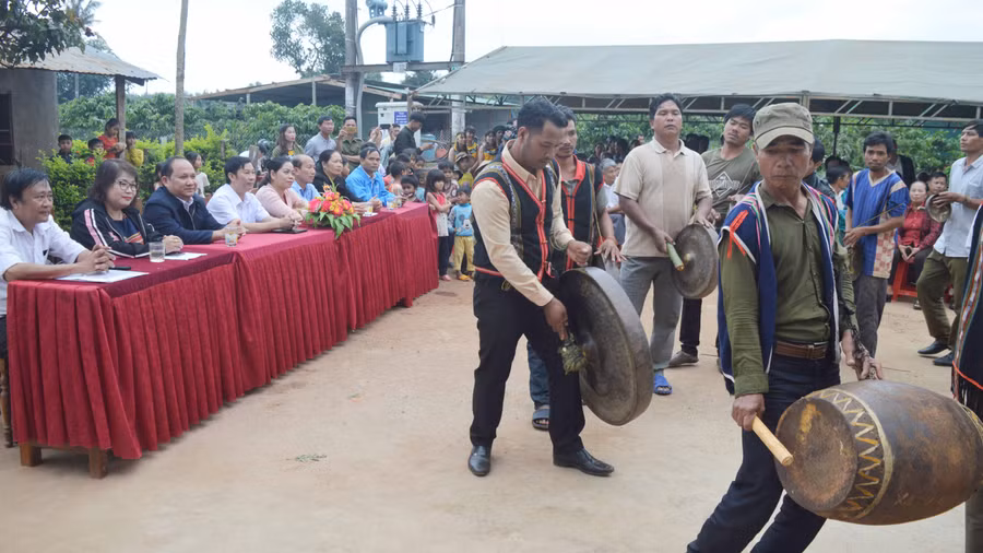 Người dân 2 làng biểu diễn cồng chiêng tại Ngày hội. Ảnh: Đinh Yến