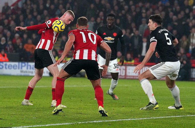 VAR xác định Oliver McBurnie không để bóng chạm tay khi ghi bàn