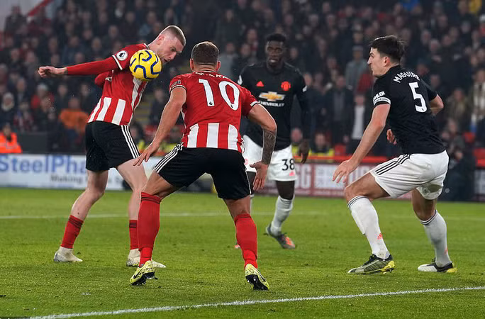 VAR xác định Oliver McBurnie không để bóng chạm tay khi ghi bàn