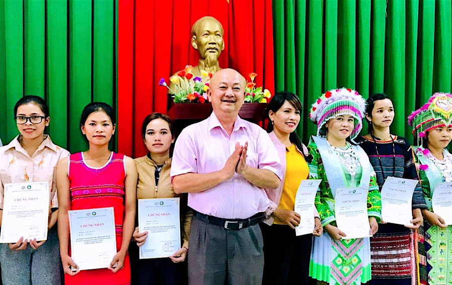 Ông Trần Minh Hội-Phó Chủ tịch Hiệp hội Du lịch tỉnh Gia Lai (giữa) trao giấy chứng nhận cho học viên. Ảnh Mộc Trà