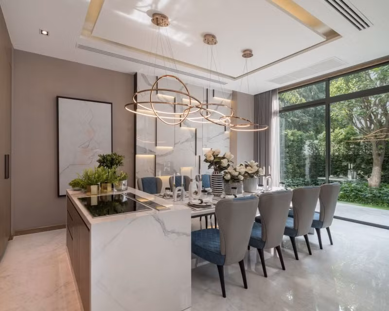 Phòng ăn thiết kế mở với một bên tường làm bằng kính. Phòng ăn thiết kế mở với một bên tường làm bằng kính.