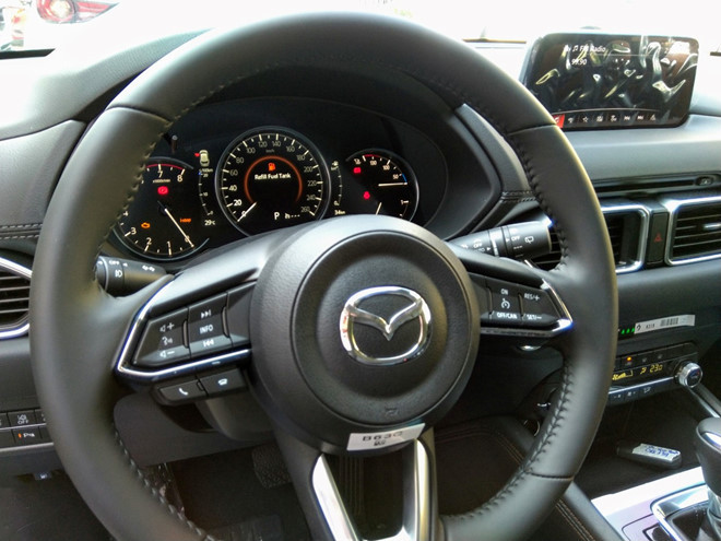 Bảng đồng hồ điện tử thay cho đồng hồ analog trên Mazda CX-5 trước 