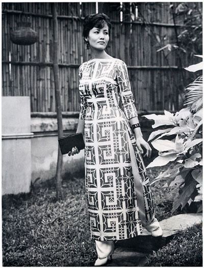 Áo dài cổ thuyền được người mẫu Kiều Chinh mặc trình diễn năm 1960 (ảnh tư liệu) Áo dài cổ thuyền được người mẫu Kiều Chinh mặc trình diễn năm 1960 (ảnh tư liệu)