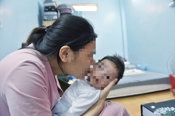 Những nụ hôn thể hiện sự yêu thương tưởng chừng như vô hại nhưng lại là mối đe dọa cho sức khỏe trẻ thơ - Ảnh: DUYÊN PHAN