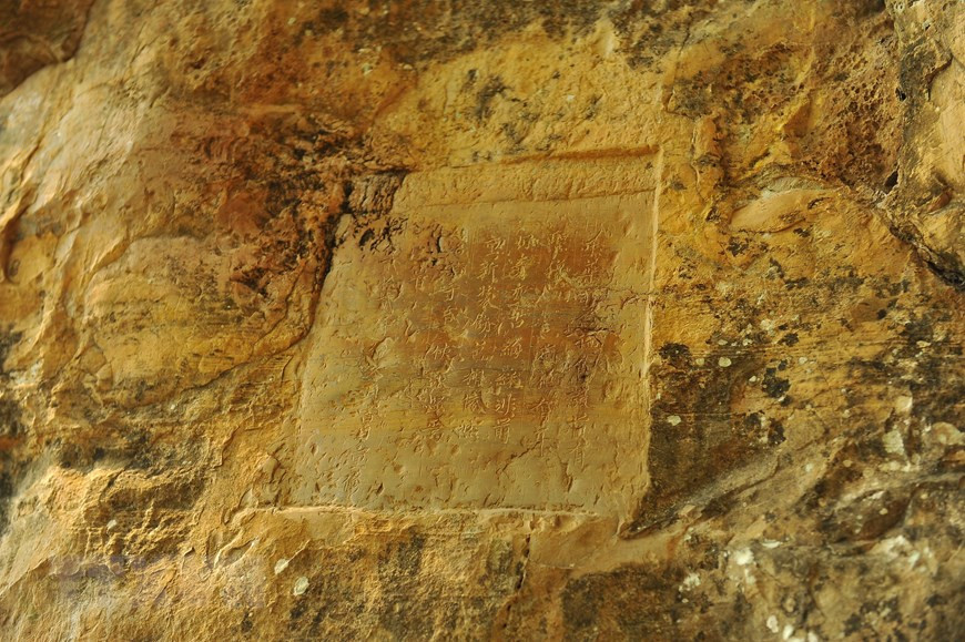 Bài thơ của vua Lê Thánh Tông được tạc trên núi đá. (Ảnh: Minh Đức/TTXVN) Bài thơ của vua Lê Thánh Tông được tạc trên núi đá. (Ảnh: Minh Đức/TTXVN)