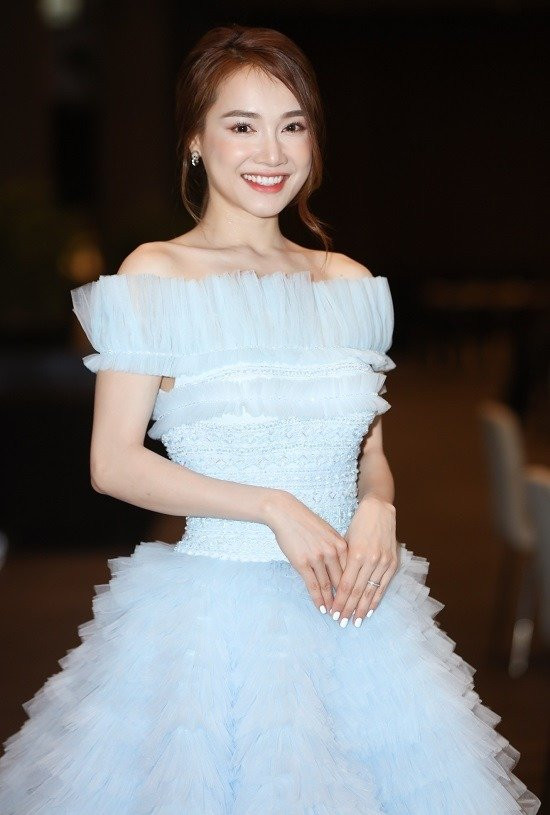 Màu sắc pastel đi liền với kiểu dáng xòe, Nhã Phương như một nàng công chúa lọ lem nhẽ nhàng bước đi trên thảm đỏ.