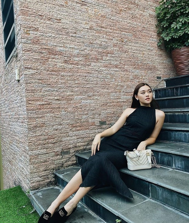  Tường San ''thả dáng'' yêu kiều trong bộ đầm đen ôm sát, phối cùng giày xỏ và túi Gabrielle của Chanel, mang đậm cảm hứng tối giản.