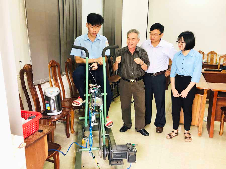  Mô hình “Sử dụng nguồn phế liệu để thiết kế xe đạp tập thể dục chuyển hóa cơ năng thành điện năng tích hợp máy đánh giá sức khỏe” của nhóm tác giả Nguyễn Nhật Hoàng, Nguyễn Thị Mai Anh (Trường THPT chuyên Hùng Vương) đạt giải ba. Ảnh: P.L