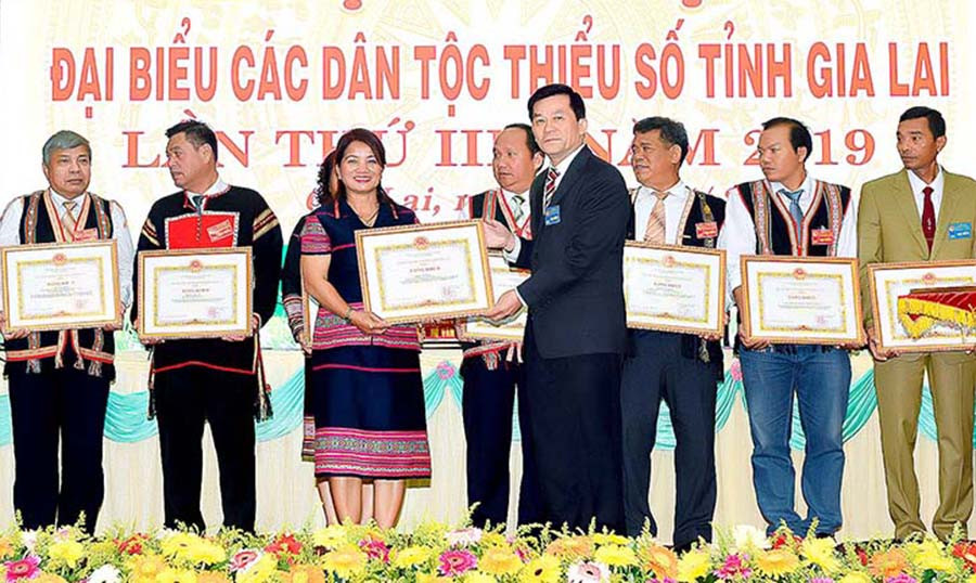 Thứ trưởng, Phó Chủ nhiệm Ủy ban dân tộc Nông Quốc Tuấn trao bằng khen cho 5 tập thể và 20 cá nhân có thành tích xuất sắc trong thực hiện công tác dân tộc và chính sách dân tộc của Đảng, Nhà nước. Ảnh: ĐỨC THỤY