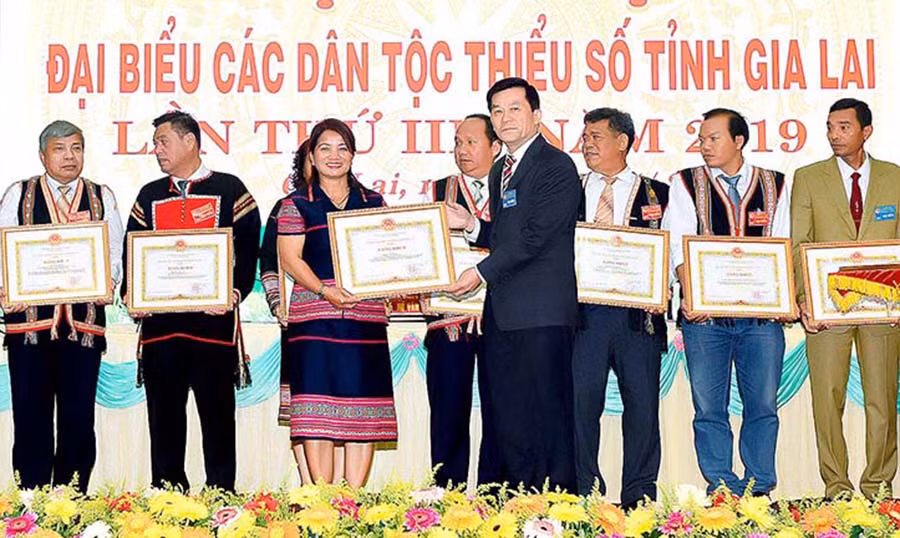 Thứ trưởng, Phó Chủ nhiệm Ủy ban dân tộc Nông Quốc Tuấn trao bằng khen cho 5 tập thể và 20 cá nhân có thành tích xuất sắc trong thực hiện công tác dân tộc và chính sách dân tộc của Đảng, Nhà nước. Ảnh: ĐỨC THỤY