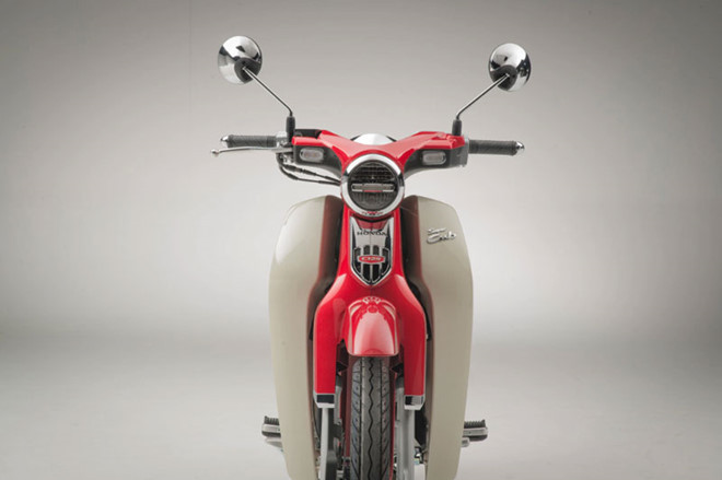 Đèn pha trên Honda Super Cub vẫn có dạng tròn cổ điển nhưng kết hợp đèn LED trang trí Đèn pha trên Honda Super Cub vẫn có dạng tròn cổ điển nhưng kết hợp đèn LED trang trí