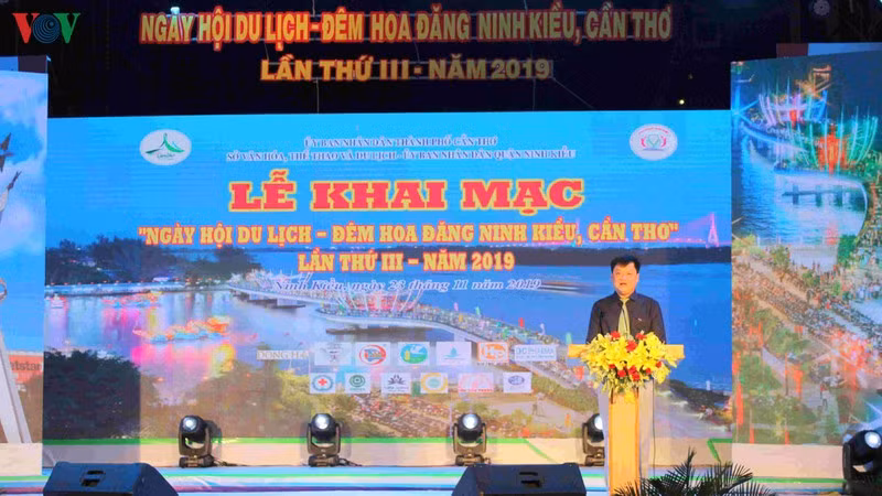 Tối 23/11) tại TP. Cần Thơ, UBND quận Ninh Kiều phối hợp với Sở văn hóa Thể thao và Du lịch thành phố tổ chức Ngày hội Du lịch Đêm hoa đăng Ninh Kiều, Cần Thơ lần thứ 3 năm 2019.