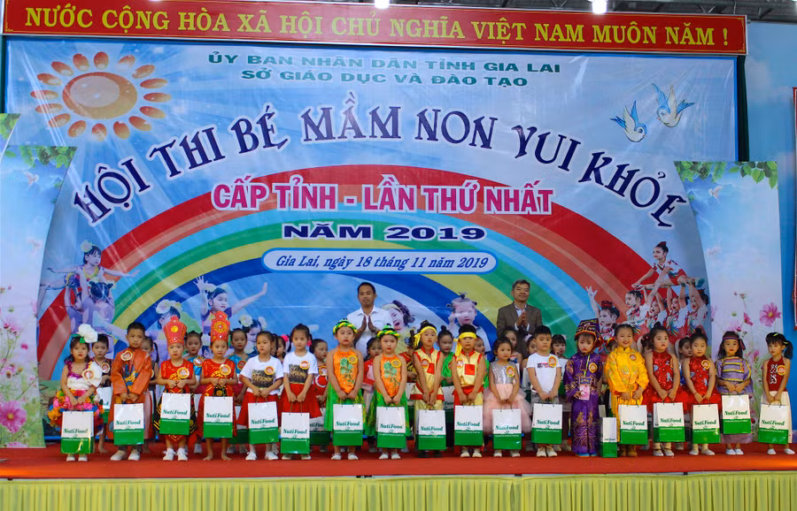 Đại diện Công ty Nutifood tặng quà cho các bé. Ảnh: Hồng Thi