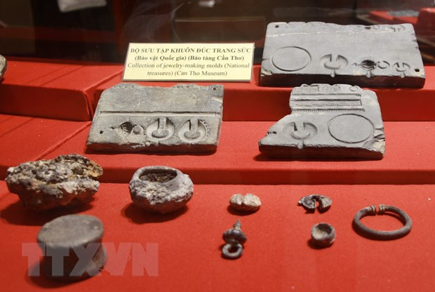 Bộ sưu tập khuôn đúc trang sức, bảo vật quốc gia đầu tiên của Cần Thơ lần đầu tiên giới thiệu đến công chúng. (Ảnh: Thanh Sang/TTXVN) 