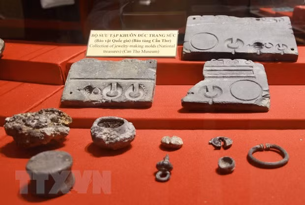 Bộ sưu tập khuôn đúc trang sức, bảo vật quốc gia đầu tiên của Cần Thơ lần đầu tiên giới thiệu đến công chúng. (Ảnh: Thanh Sang/TTXVN) 