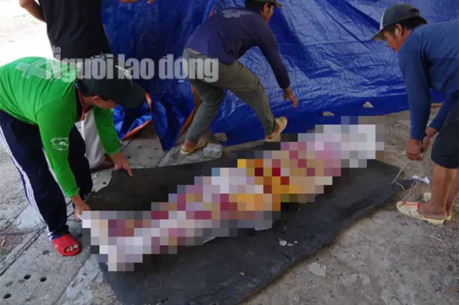 Thi thể ngư dân bị bắn chết được đưa vào đất liền