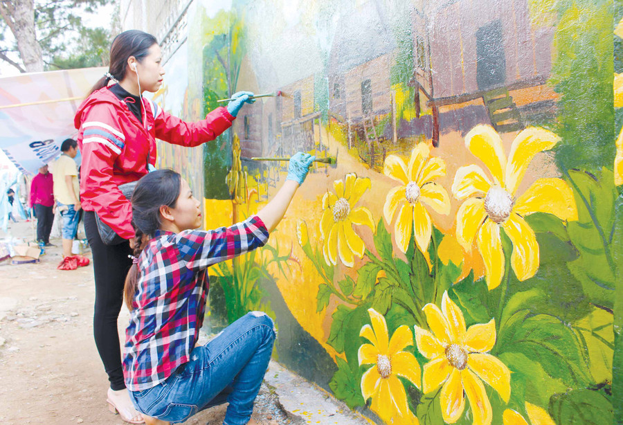 ác giáo viên Mỹ thuật trên địa bàn TP. Pleiku tham gia vẽ tranh tường. Ảnh: P.L