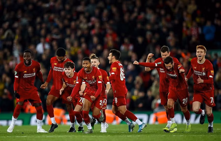 Liverpool ăn mừng sau loạt sút luân lưu.