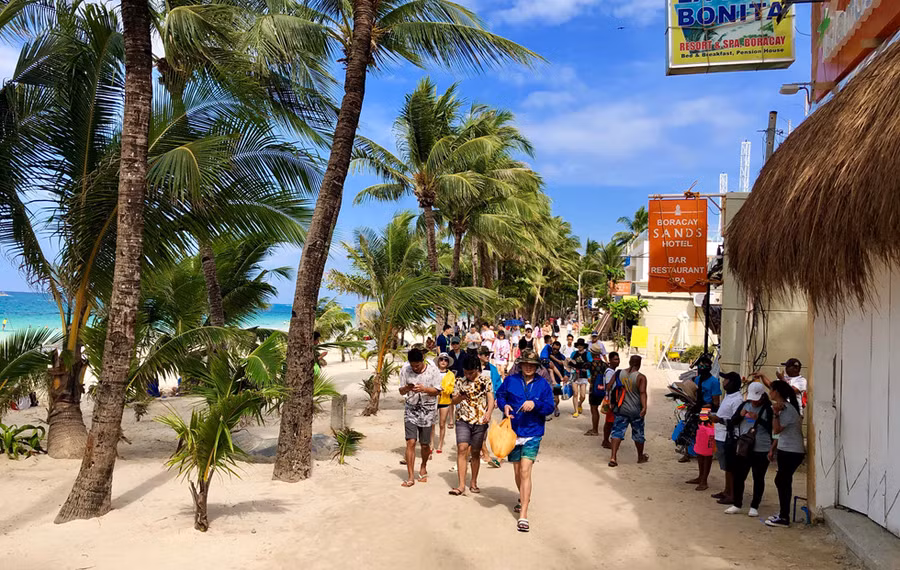  Ở phía trên bãi biển hoạt động khá nhộn nhịp với nhiều nhà hàng, quán ăn và quán bar 