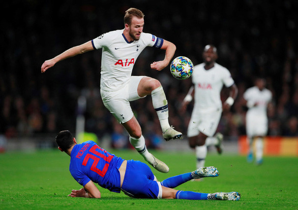 Ghi 2 bàn, Kane còn khiến các CĐV ấn tượng bởi sự quyết tâm trong từng pha bóng - Ảnh: REUTERS Ghi 2 bàn, Kane còn khiến các CĐV ấn tượng bởi sự quyết tâm trong từng pha bóng - Ảnh: REUTERS