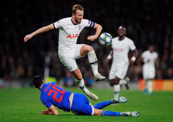 Ghi 2 bàn, Kane còn khiến các CĐV ấn tượng bởi sự quyết tâm trong từng pha bóng - Ảnh: REUTERS Ghi 2 bàn, Kane còn khiến các CĐV ấn tượng bởi sự quyết tâm trong từng pha bóng - Ảnh: REUTERS