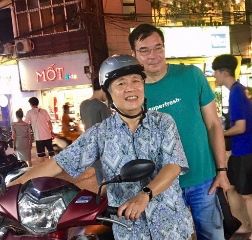  Anh Zhenya với nhà báo Mai Quang Huy (Ảnh: Hà Nguyễn/Vietnam+)