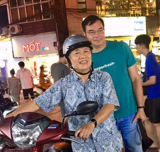  Anh Zhenya với nhà báo Mai Quang Huy (Ảnh: Hà Nguyễn/Vietnam+)