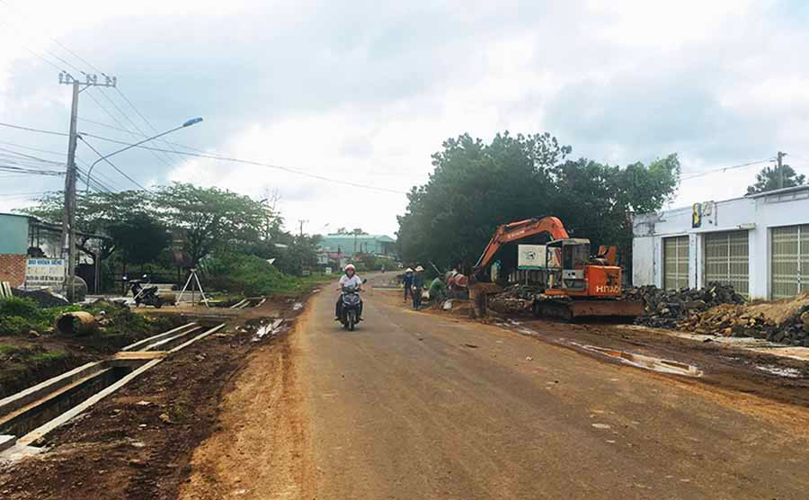  Thi công nâng cấp tỉnh lộ 664 đoạn qua xã Ia Dêr (huyện Ia Grai). Ảnh: L.H